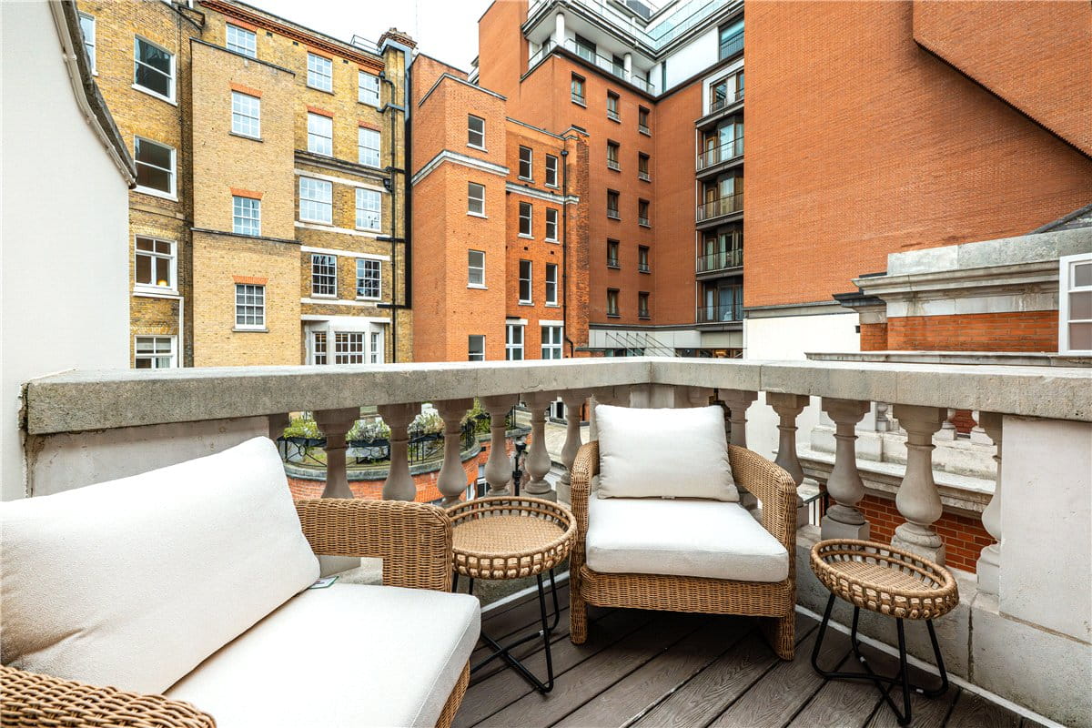 3 bedroom house, Woods Mews, Mayfair W1K - Available