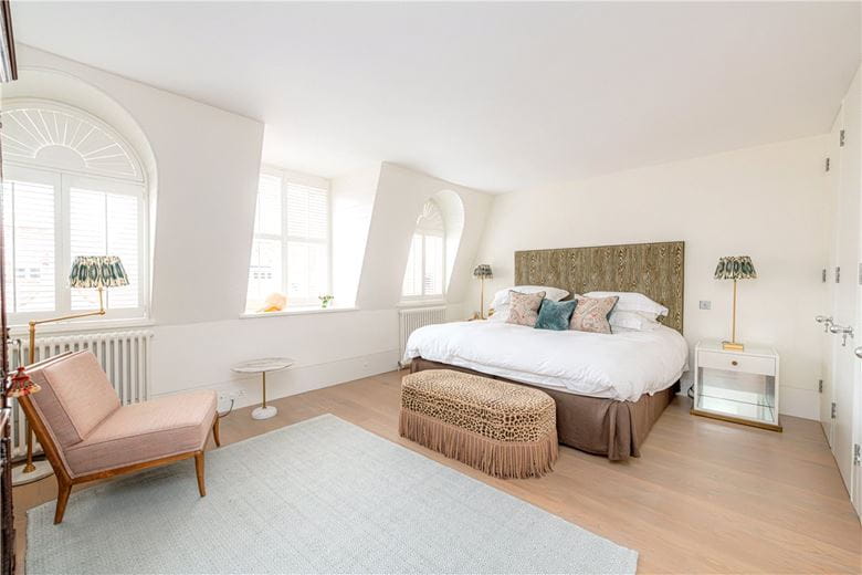 2 bedroom flat, Mount Street, Mayfair W1K - Available