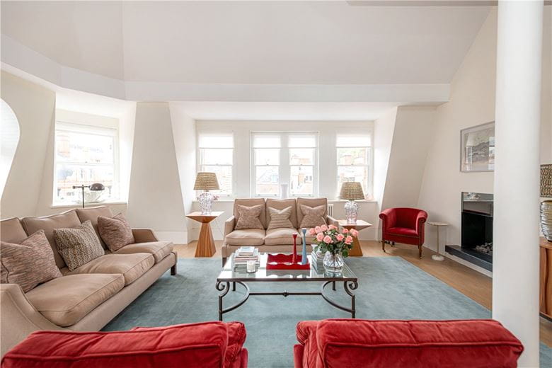 2 bedroom flat, Mount Street, Mayfair W1K - Available