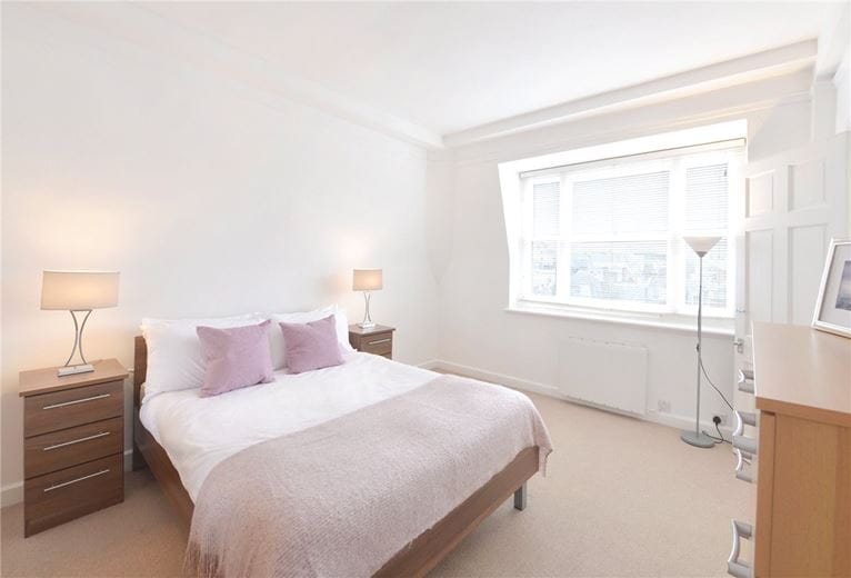 2 bedroom flat, Hill Street, Mayfair W1J - Available