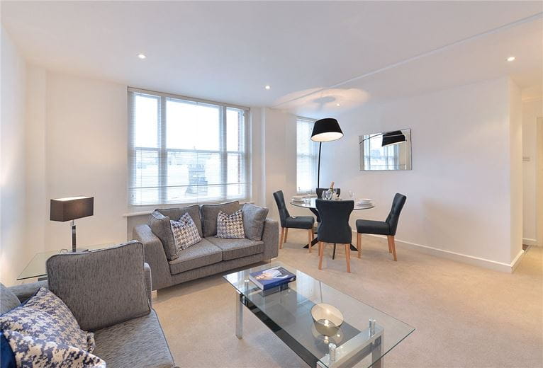 2 bedroom flat, Hill Street, Mayfair W1J - Available