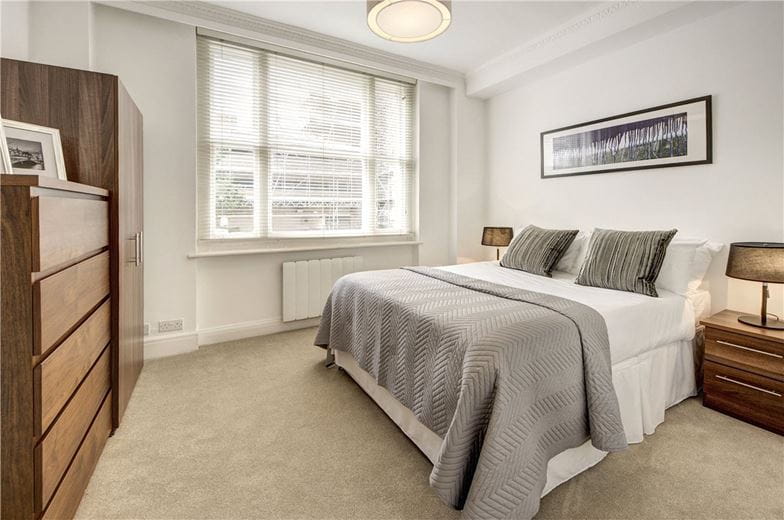 2 bedroom flat, Hill Street, Mayfair W1J - Available