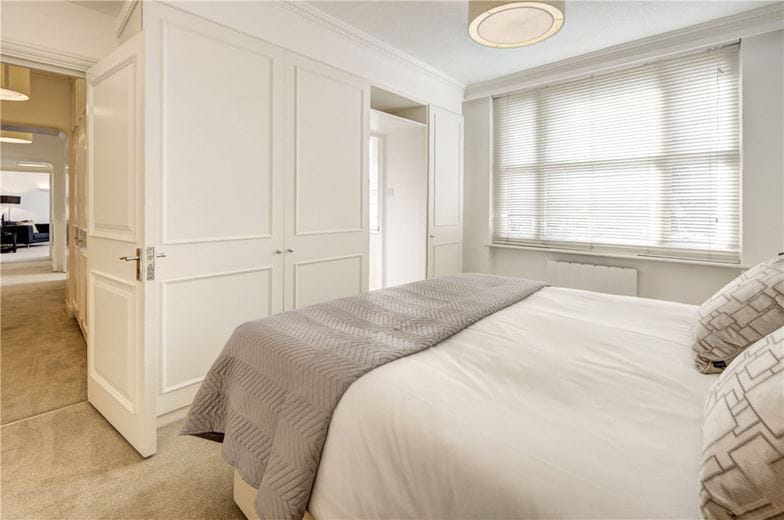 2 bedroom flat, Hill Street, Mayfair W1J - Available