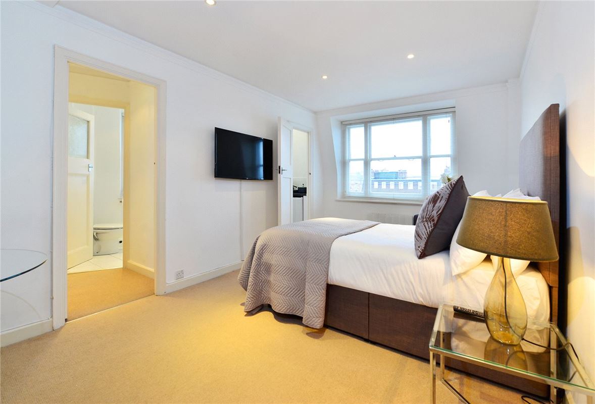  bedroom flat, Hill Street, Mayfair W1J - Available