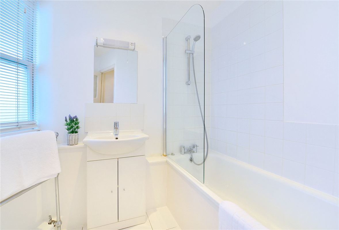  bedroom flat, Hill Street, Mayfair W1J - Available