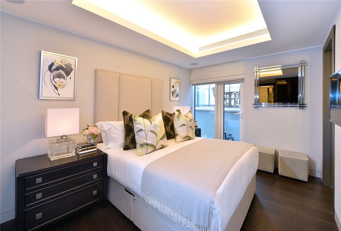 2 bedroom flat, Duke Street, Mayfair W1K - Available