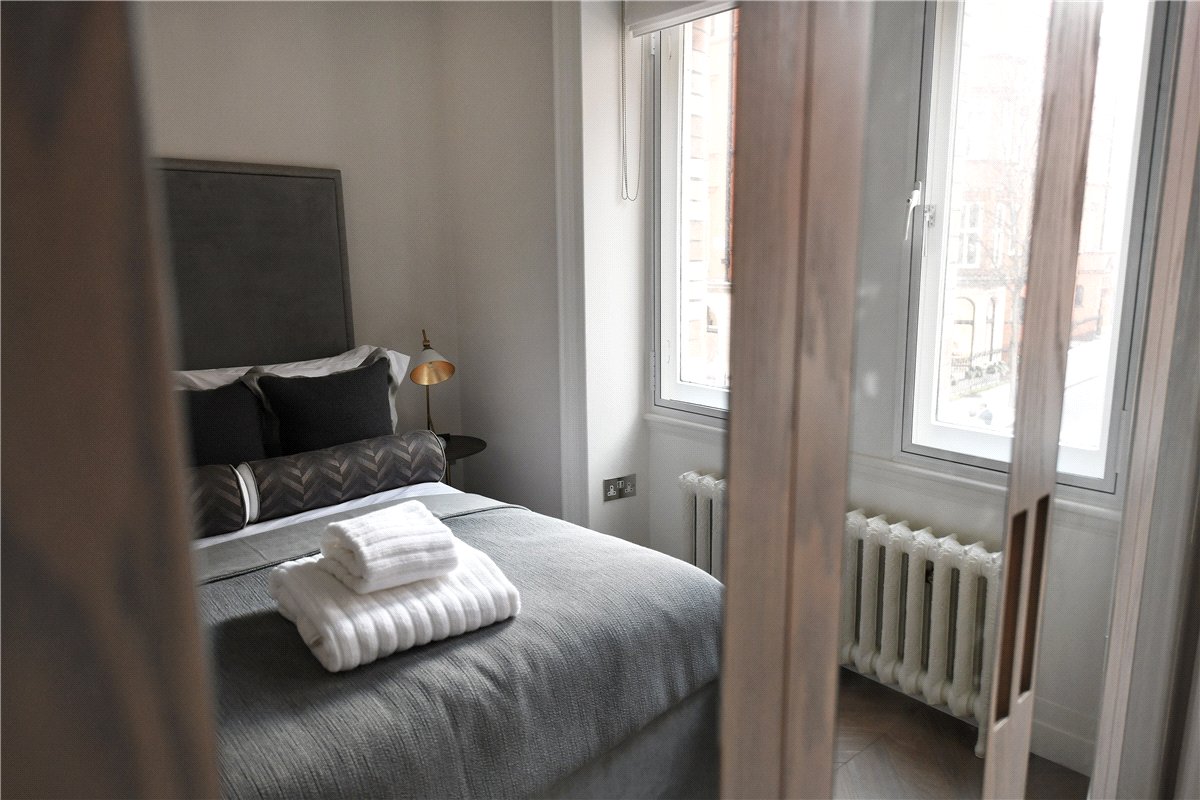 2 bedroom flat, Mount Street, Mayfair W1K - Available