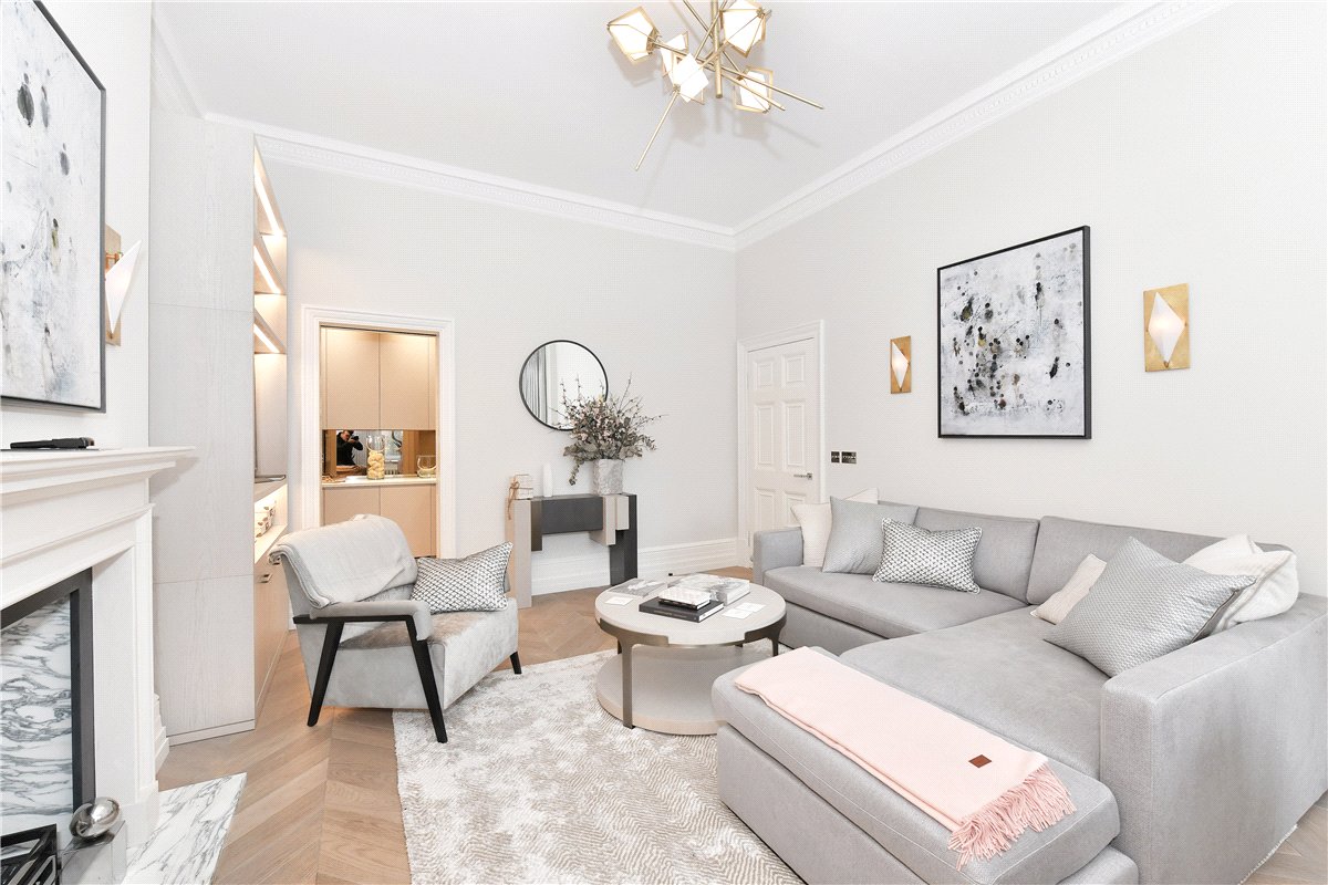2 bedroom flat, Mount Street, Mayfair W1K - Available