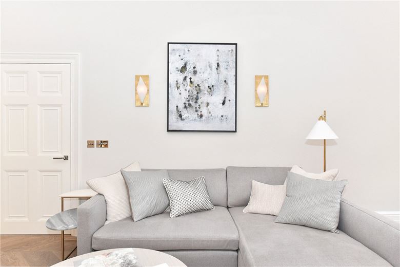 2 bedroom flat, Mount Street, Mayfair W1K - Available