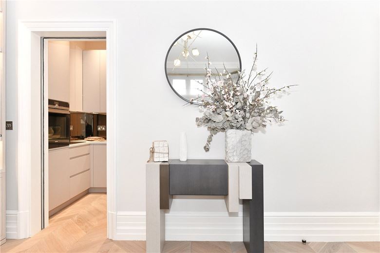 2 bedroom flat, Mount Street, Mayfair W1K - Available
