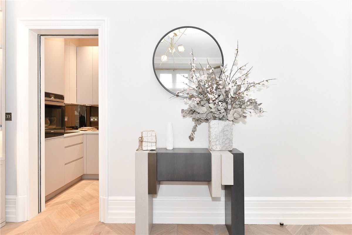 2 bedroom flat, Mount Street, Mayfair W1K - Available