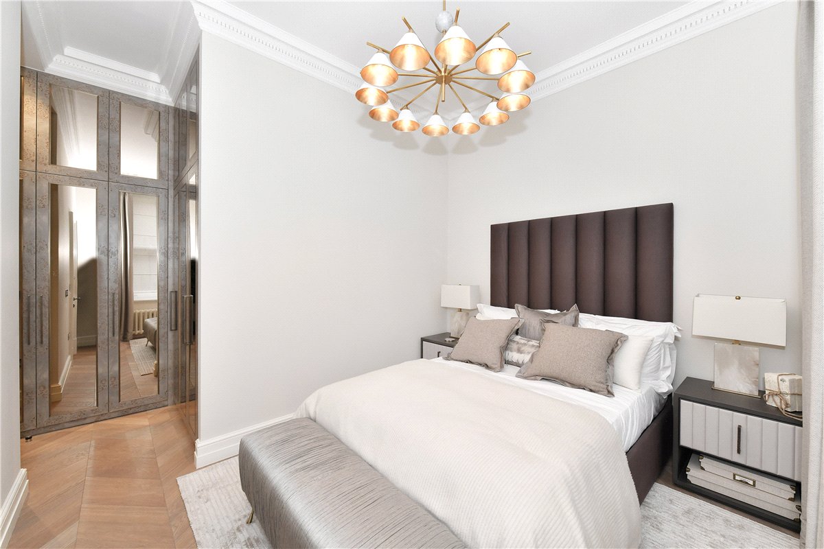 2 bedroom flat, Mount Street, Mayfair W1K - Available
