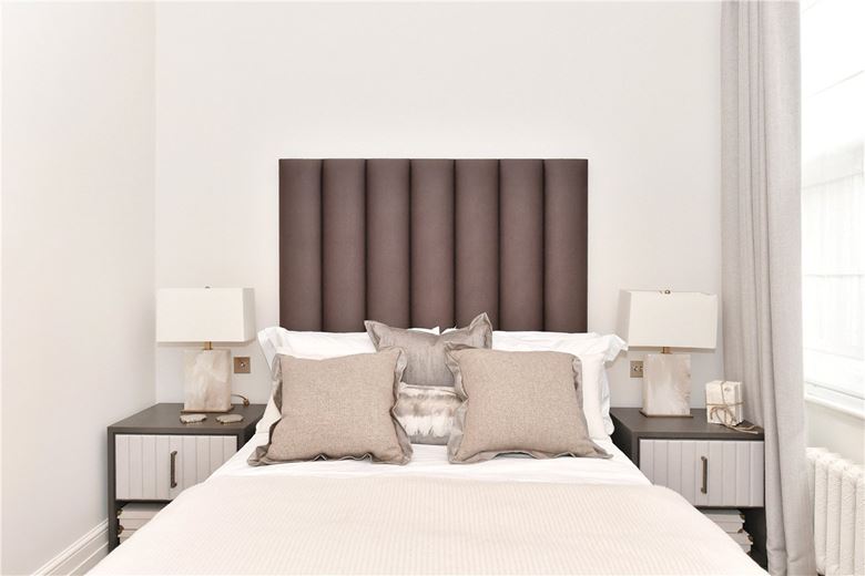 2 bedroom flat, Mount Street, Mayfair W1K - Available