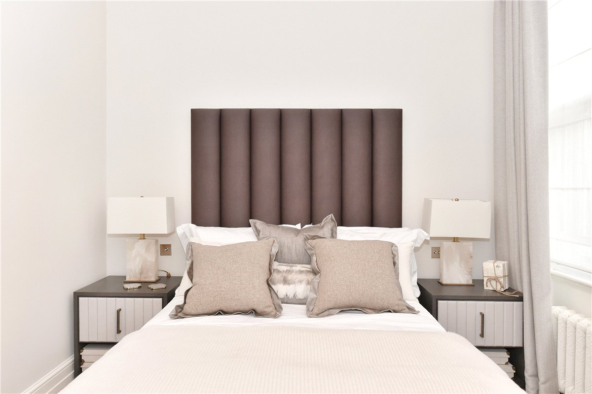 2 bedroom flat, Mount Street, Mayfair W1K - Available