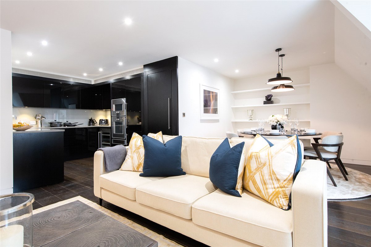 2 bedroom flat, Duke Street, Mayfair W1K - Available