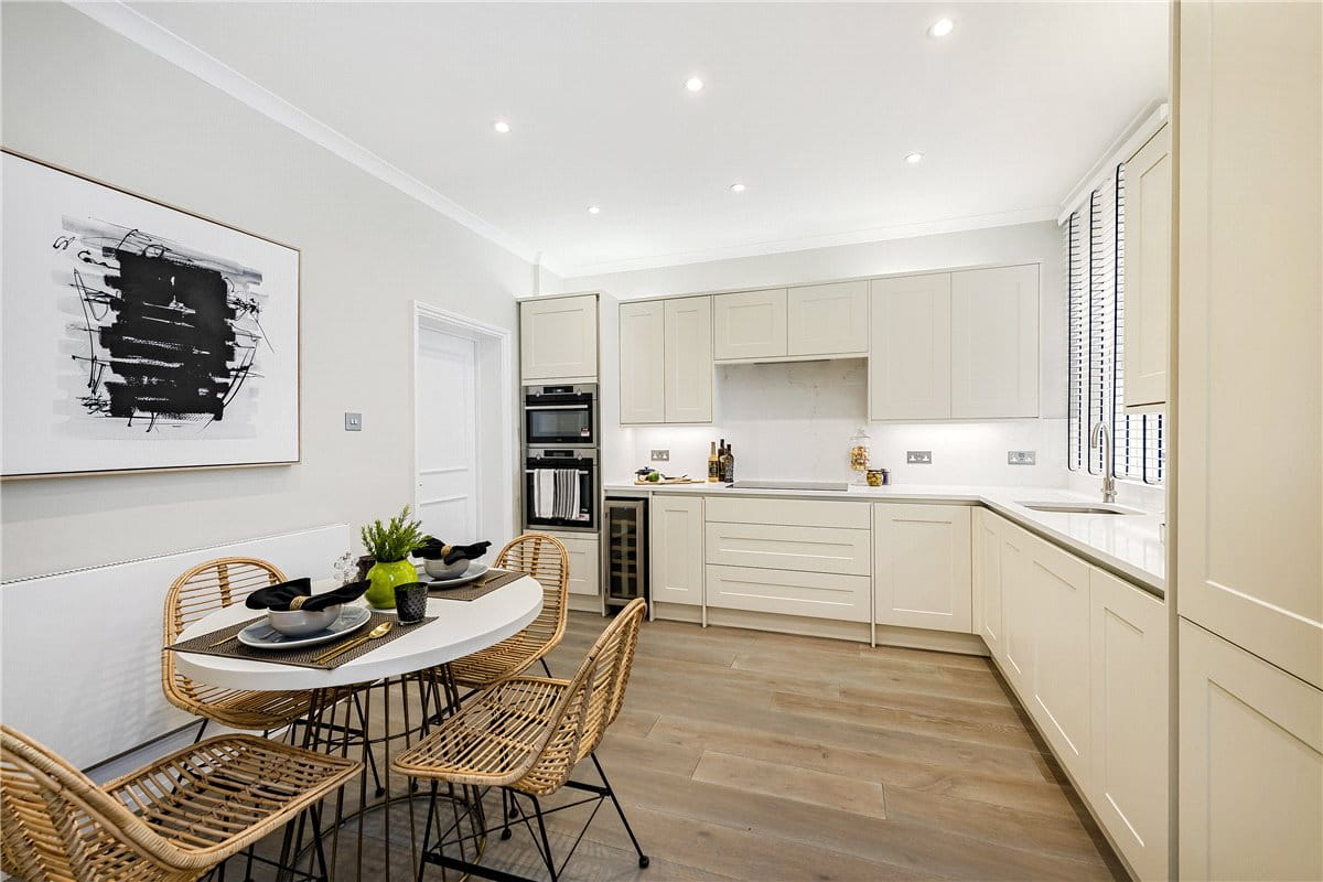 3 bedroom flat, St Georges Court, Gloucester Road SW7 - Available