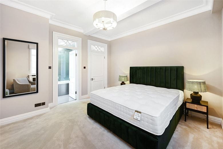 3 bedroom flat, Grosvenor Square, Mayfair W1K - Available