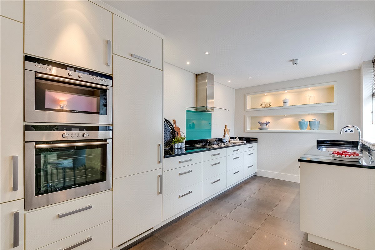 3 bedroom flat, Park Street, Mayfair W1K - Available