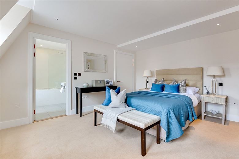 3 bedroom flat, Park Street, Mayfair W1K - Available