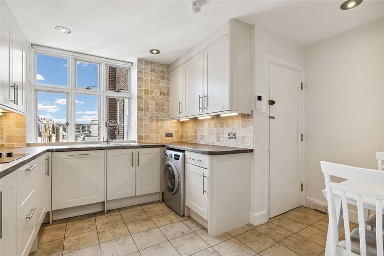 2 bedroom flat, Chesterfield Gardens, Mayfair W1J