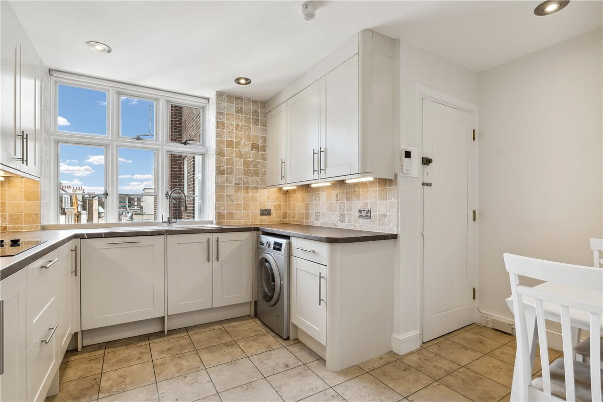 2 bedroom flat, Chesterfield Gardens, Mayfair W1J