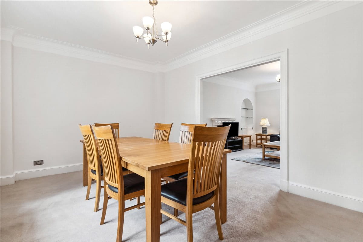2 bedroom flat, Chesterfield Gardens, Mayfair W1J