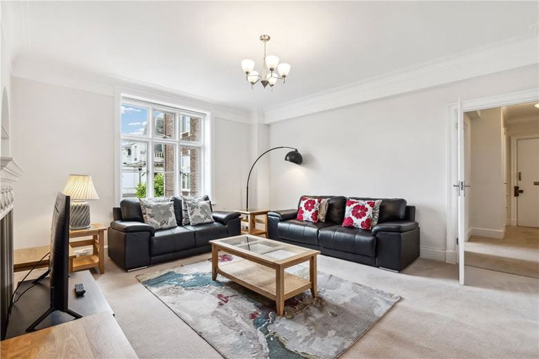 2 bedroom flat, Chesterfield Gardens, Mayfair W1J