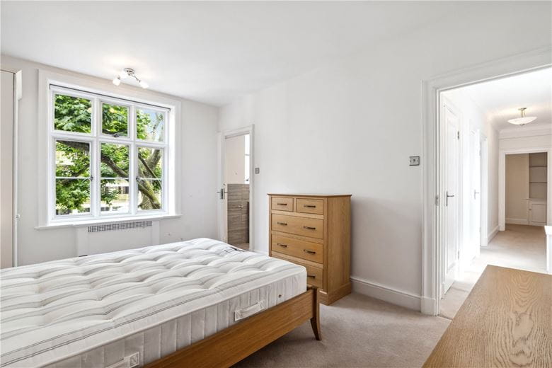2 bedroom flat, Chesterfield Gardens, Mayfair W1J