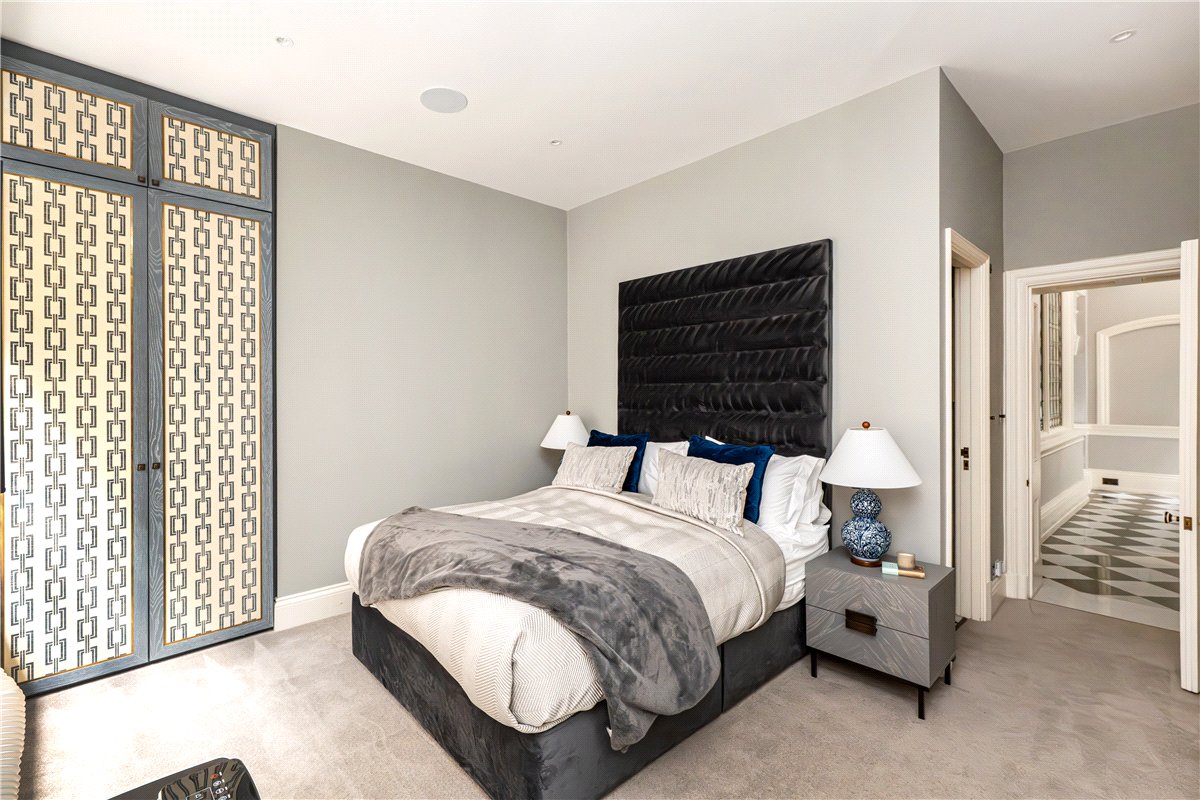 2 bedroom flat, Strand, Covent Garden WC2R - Available