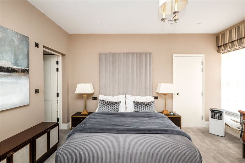 2 bedroom flat, Strand, Covent Garden WC2R - Available