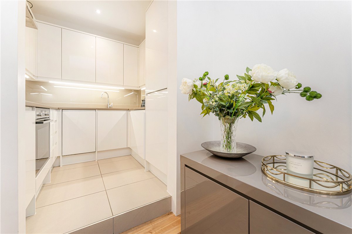 2 bedroom flat, Park Street, Mayfair W1K - Available