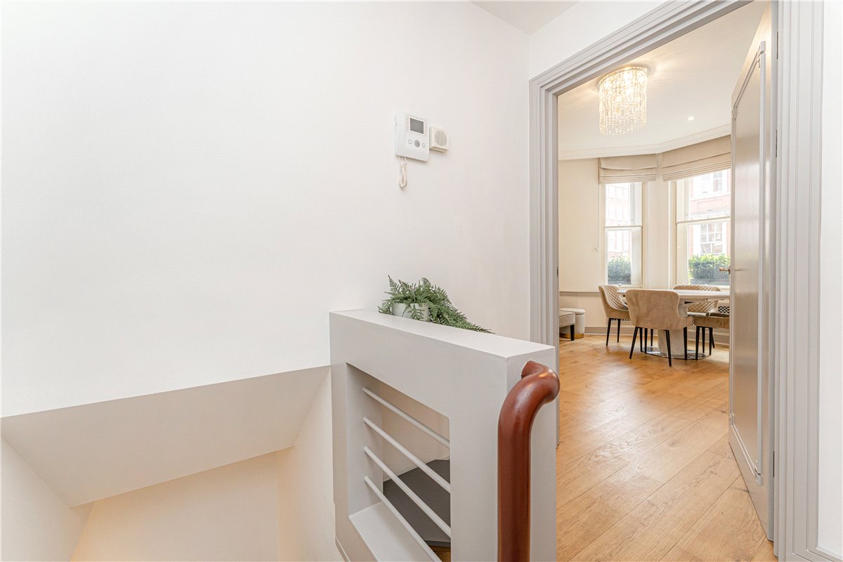 2 bedroom flat, Park Street, Mayfair W1K - Available