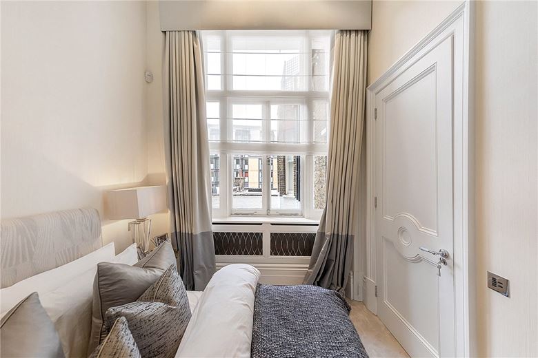 2 bedroom flat, Ennismore Gardens, Knightsbridge SW7 - Let Agreed