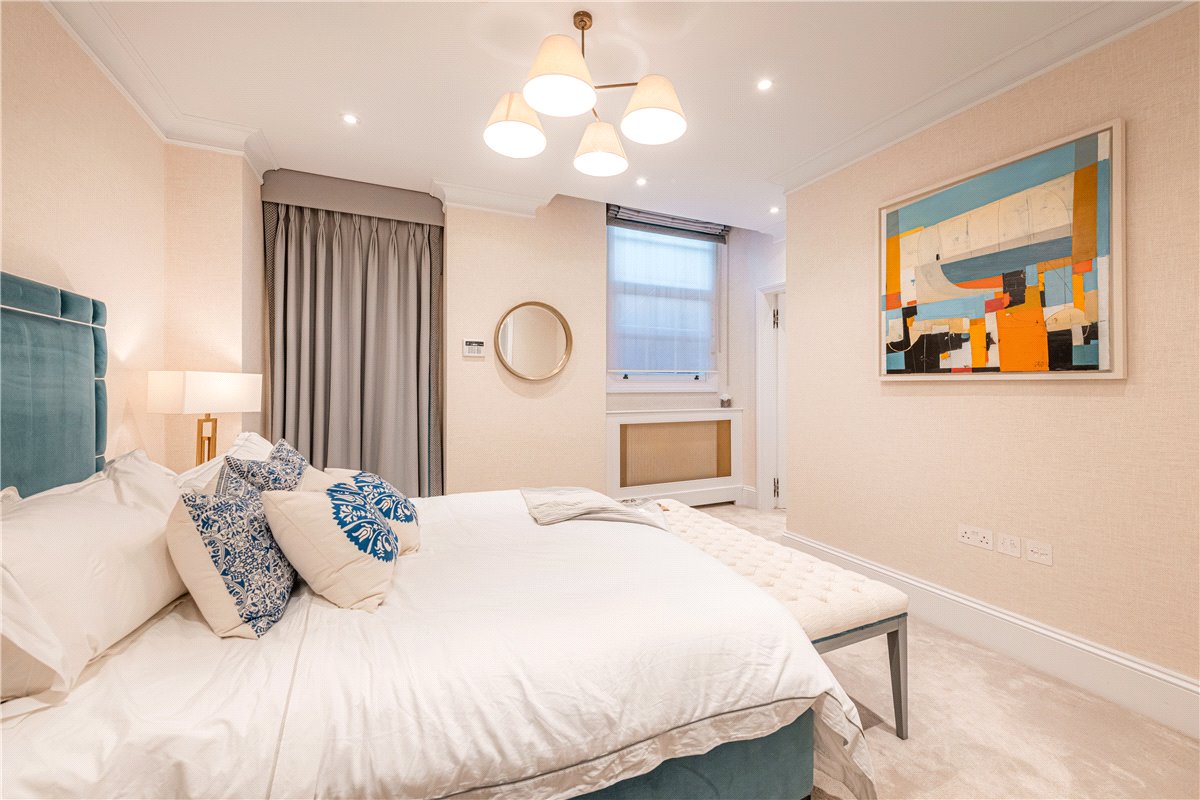 4 bedroom flat, Upper Brook Street, Mayfair W1K