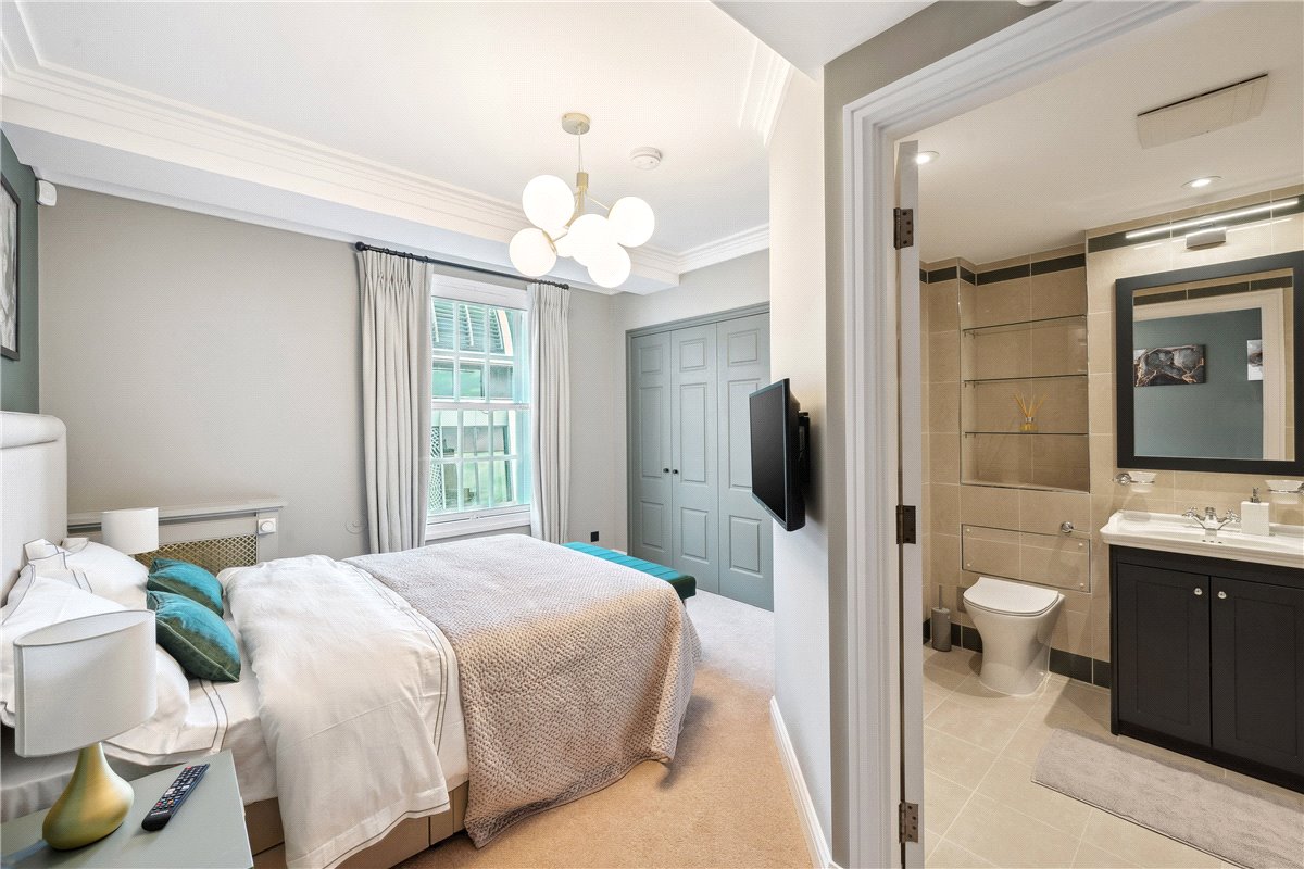 2 bedroom flat, Park Street, Mayfair W1K - Available