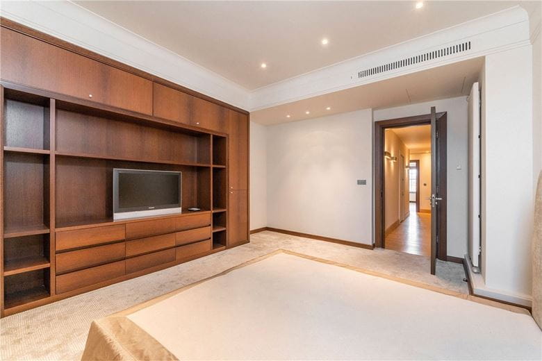 3 bedroom flat, Grosvenor Square, Mayfair W1K - Available