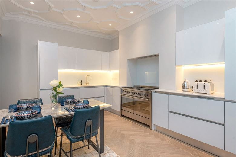 3 bedroom flat, Ashley Gardens, Ambrosden Avenue SW1P - Available