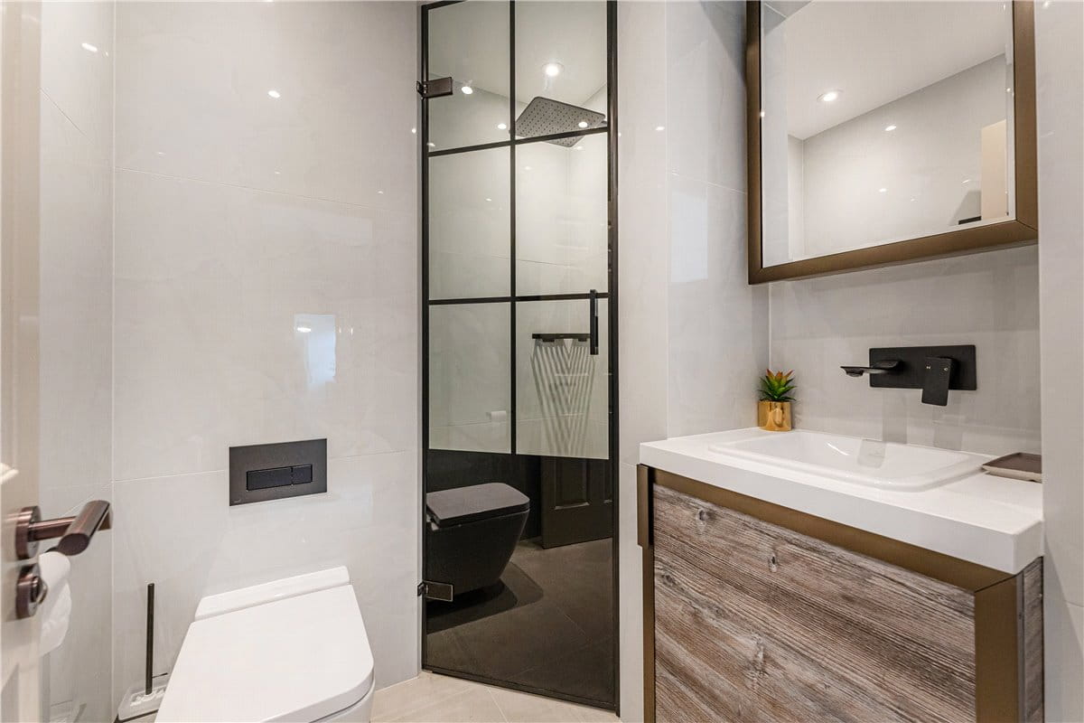 2 bedroom flat, Grosvenor Gardens, Belgravia SW1W - Available