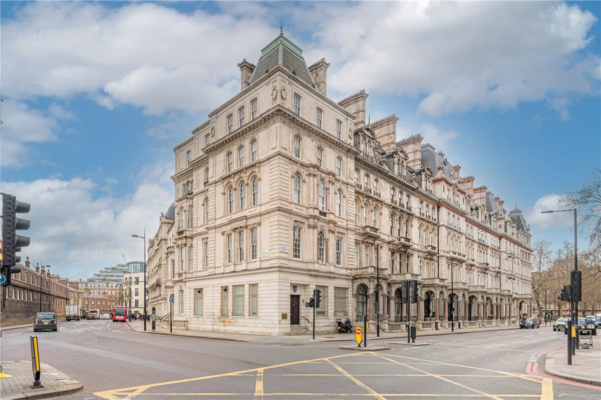2 bedroom flat, Grosvenor Gardens, Belgravia SW1W - Available
