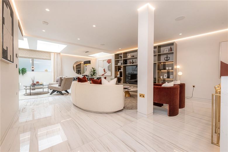 3 bedroom maisonette, South Molton Street, Mayfair W1K - Available