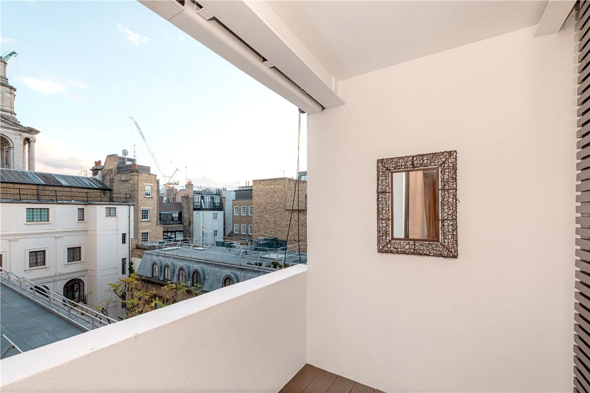 2 bedroom flat, Curzon Street, Mayfair W1J - Available