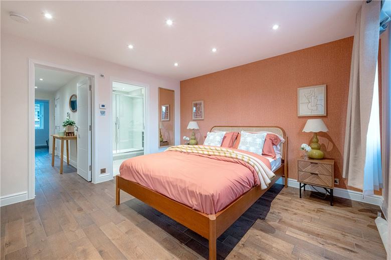 2 bedroom flat, Curzon Street, Mayfair W1J - Available