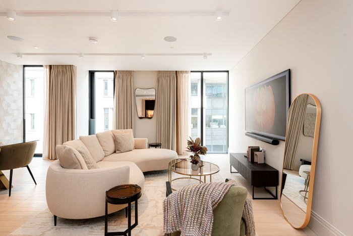 3 bedroom flat, Cork Street, Mayfair W1S - Available