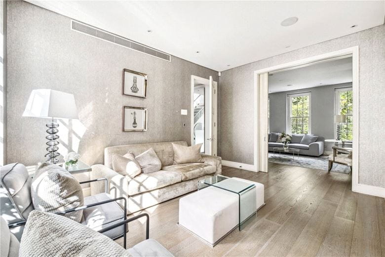 4 bedroom house, Shepherds Close, Mayfair W1K - Available