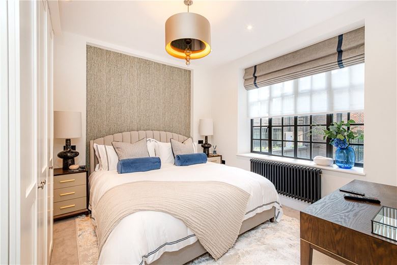 3 bedroom flat, Curzon Street, Mayfair W1J - Available