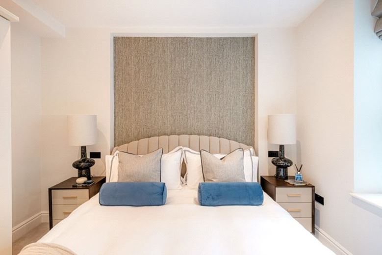 3 bedroom flat, Curzon Street, Mayfair W1J - Available