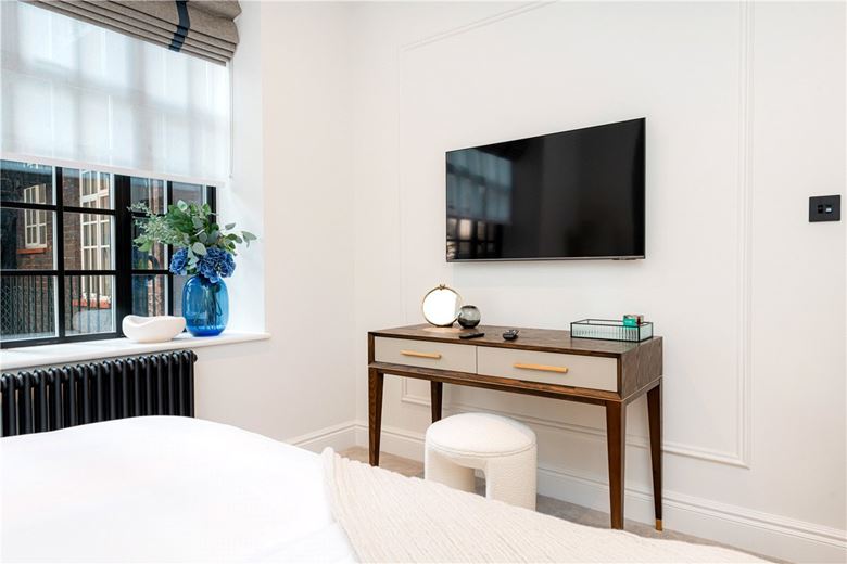 3 bedroom flat, Curzon Street, Mayfair W1J - Available