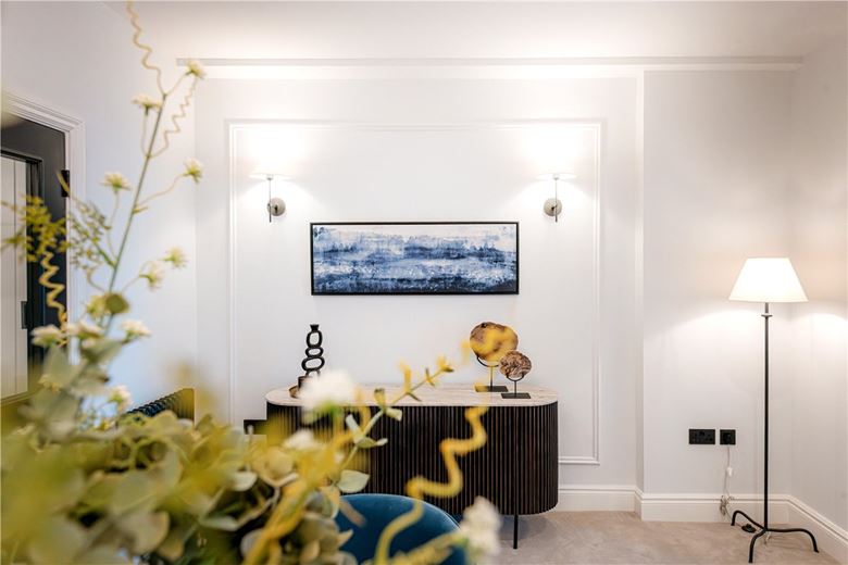 3 bedroom flat, Curzon Street, Mayfair W1J - Available