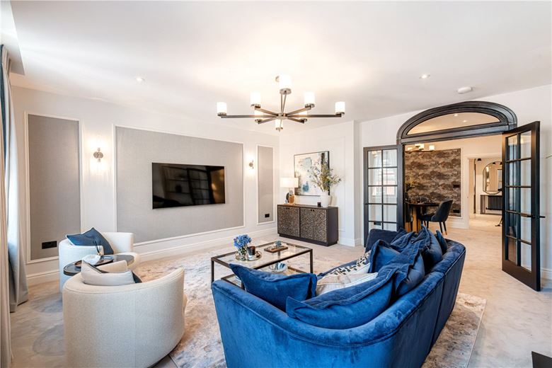 3 bedroom flat, Curzon Street, Mayfair W1J - Available