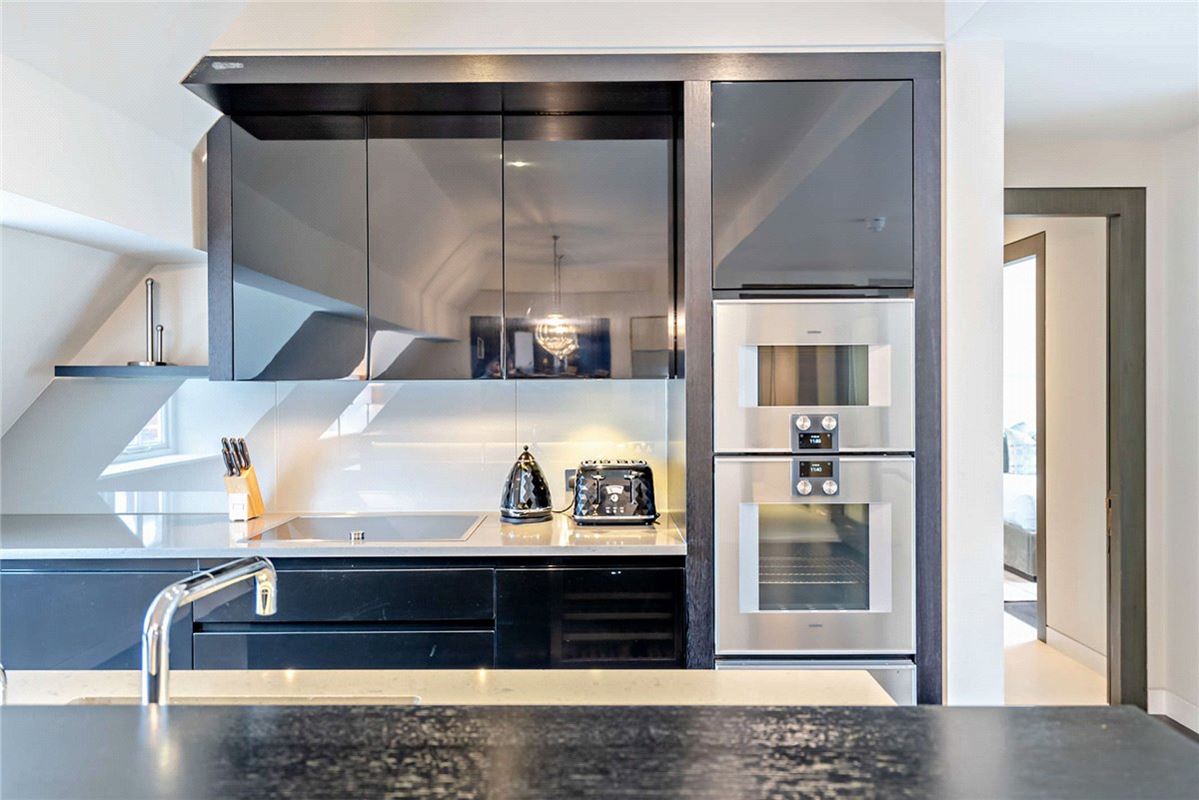 2 bedroom flat, Duke Street, Mayfair W1K - Available